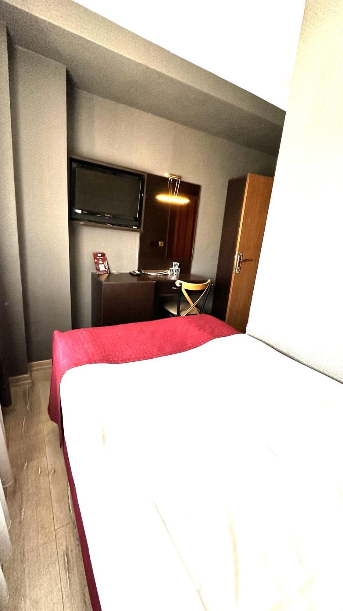 Atesde Dustu Salvara Hotel อิสตันบูล ภายนอก รูปภาพ